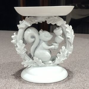 BBW 2022 Squirrel Acorns And Leaves 3- Wick Candle Pedestal